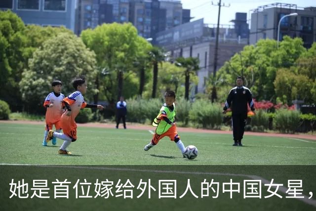 她是首位嫁给外国人的中国女星，一天提100次离婚，39年愣是没离